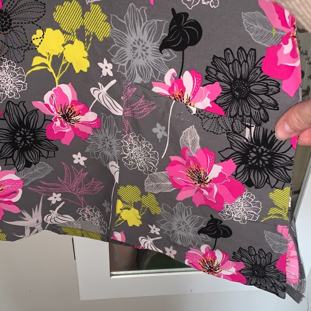 Floral V-Neck Short Sleeve Scrub Top - Picture 4 of 7